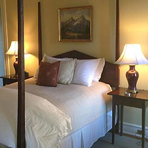 Deluxe Queen Room Walk Up